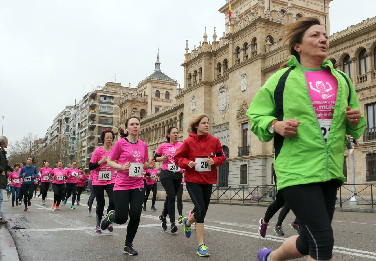 Más de 800 participantes se dieron cita en la Plaza Zorrilla para tomar parte de una marea rosa que tiñó de color las calles del centro de la ciudad