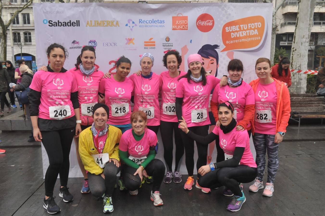 Más de 800 participantes se dieron cita en la Plaza Zorrilla para tomar parte de una marea rosa que tiñó de color las calles del centro de la ciudad