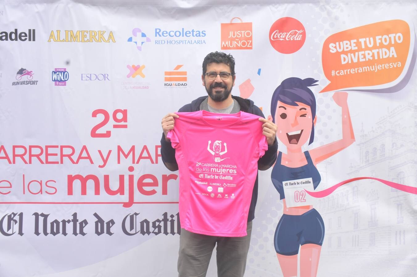 Más de 800 participantes se dieron cita en la Plaza Zorrilla para tomar parte de una marea rosa que tiñó de color las calles del centro de la ciudad