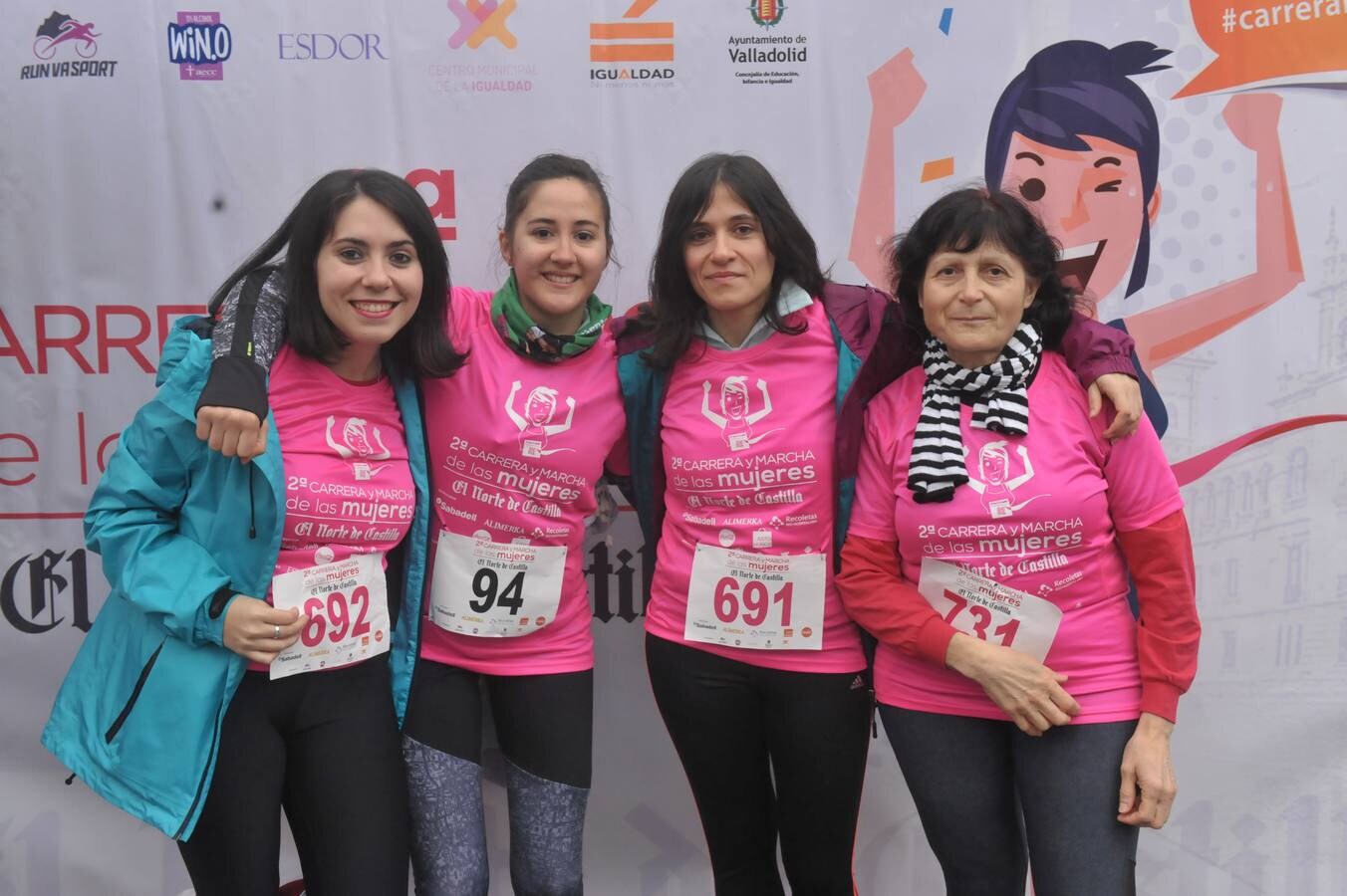 Más de 800 participantes se dieron cita en la Plaza Zorrilla para tomar parte de una marea rosa que tiñó de color las calles del centro de la ciudad