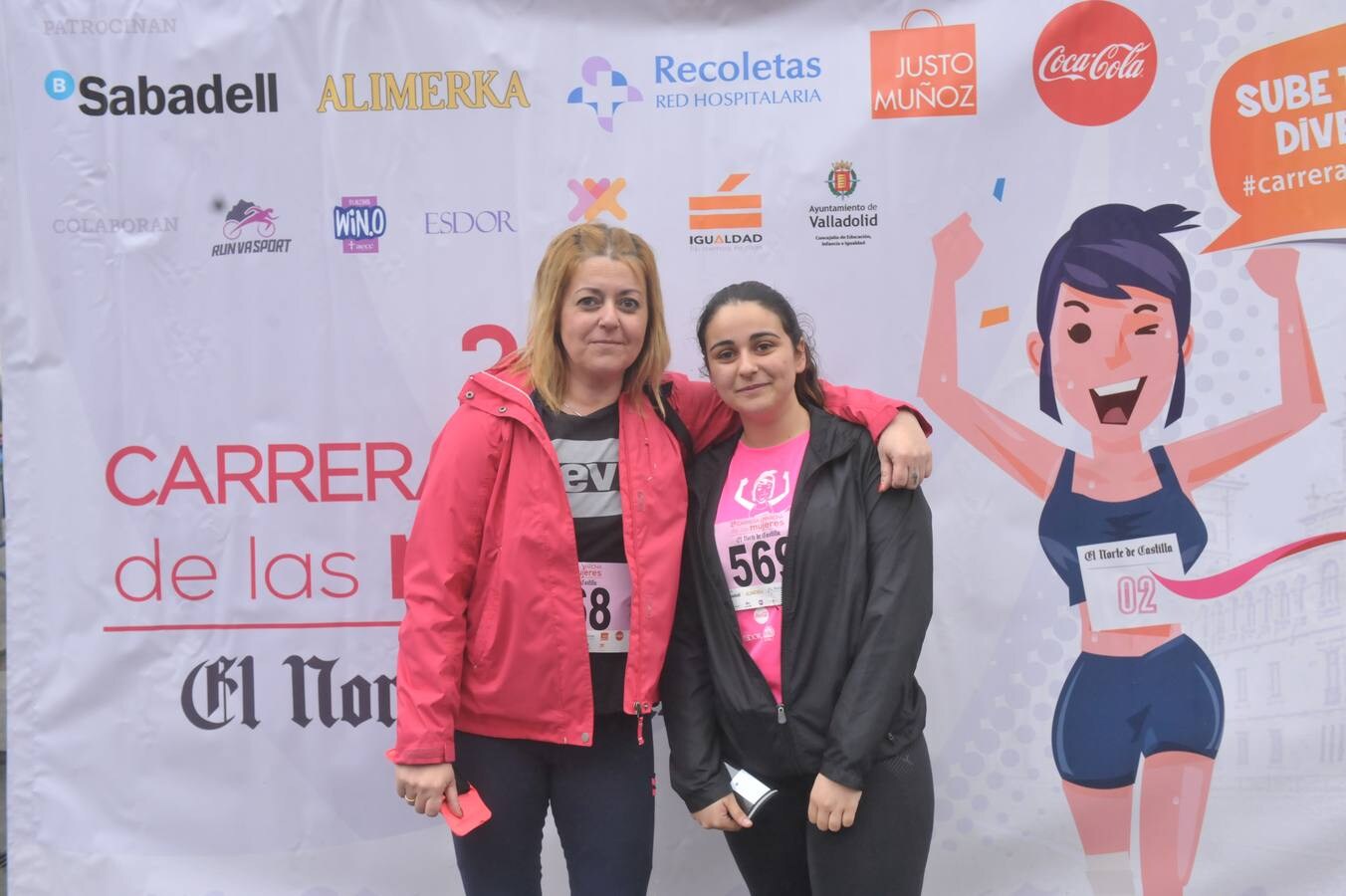 Más de 800 participantes se dieron cita en la Plaza Zorrilla para tomar parte de una marea rosa que tiñó de color las calles del centro de la ciudad