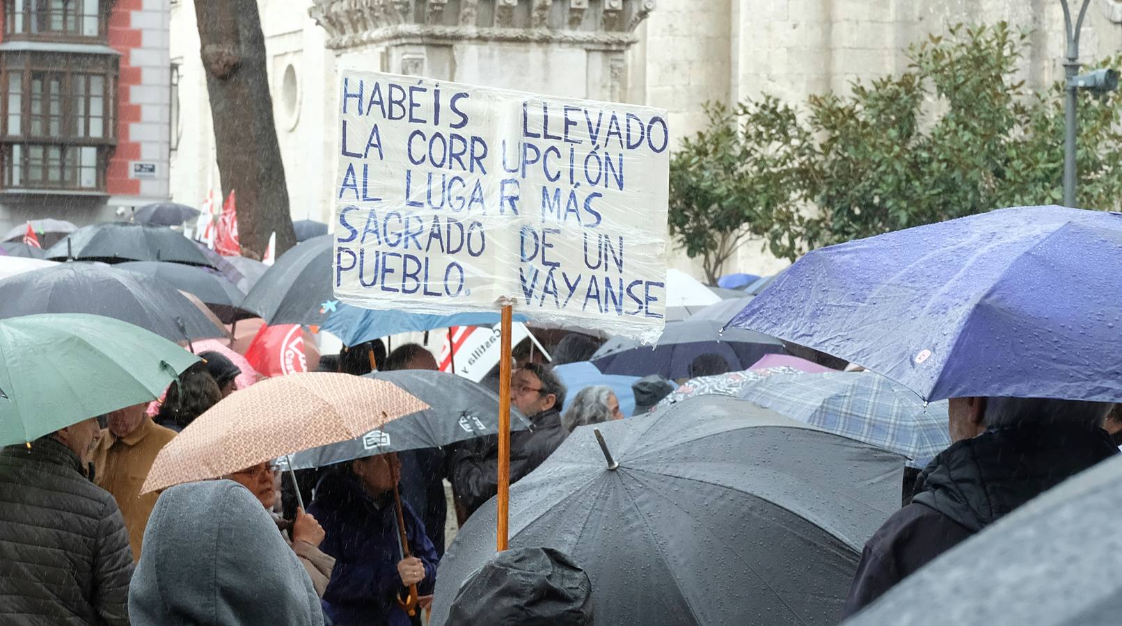 La manifestación, la segunda en menos de un mes en la capita, ha estado convocada por los sindicatos UGT y Comisiones Obreras