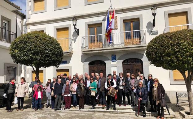 Parte de los participantes en el encuentro familiar junto al Ayuntamiento de Santibáñez de Béjar, donde se iniciaron las visitas al municipio.