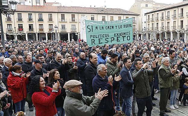 Los asistentes a la concentración aplauden las palabras del delegado provincial de la Federación de Caza. 