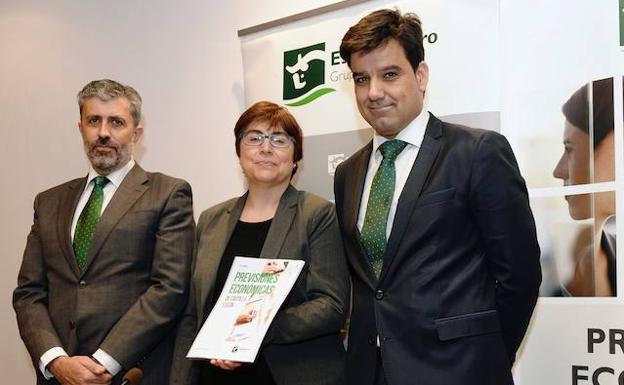 El director de Banca Coorporativa de EspañaDuero, Pedro López; la coordinadora del estudio, Felisa Becerra, y el director territorial de EspañaDuero, Manuel Rubio. 