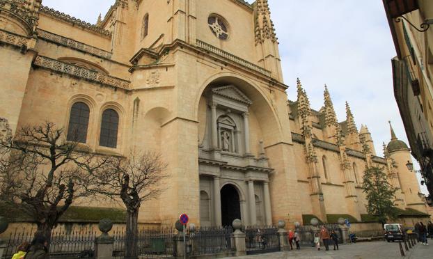 Edificios palaciegos a la sombra de la Dama de las Catedrales