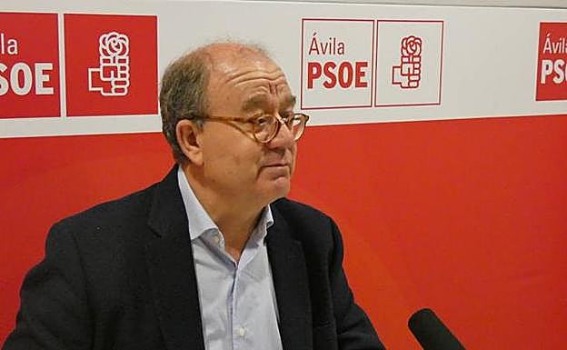 Jesús Caro, secretario provincial del PSOE en Ávila, esta mañana en rueda de prensa.