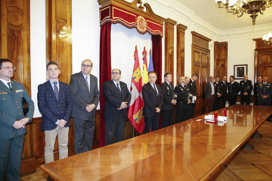 El Cuerpo Nacional de Policía fue merecedor de un nuevo reconocimiento con la entrega de la Orden del Mérito Civil a dos de sus miembros: Aníbal Moro Alonso y Fernando Martín Moro.