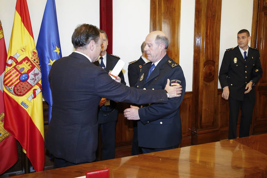 El Cuerpo Nacional de Policía fue merecedor de un nuevo reconocimiento con la entrega de la Orden del Mérito Civil a dos de sus miembros: Aníbal Moro Alonso y Fernando Martín Moro.