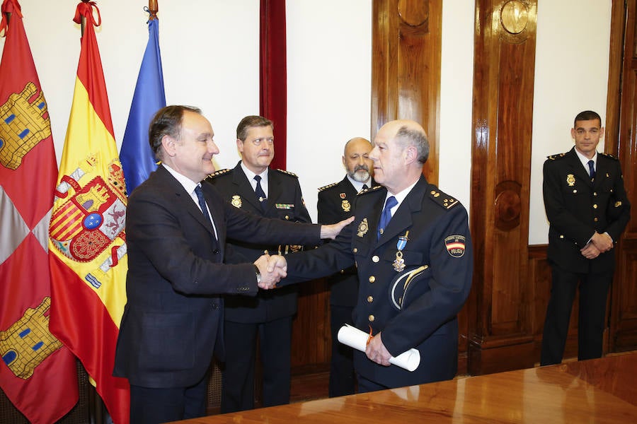 El Cuerpo Nacional de Policía fue merecedor de un nuevo reconocimiento con la entrega de la Orden del Mérito Civil a dos de sus miembros: Aníbal Moro Alonso y Fernando Martín Moro.