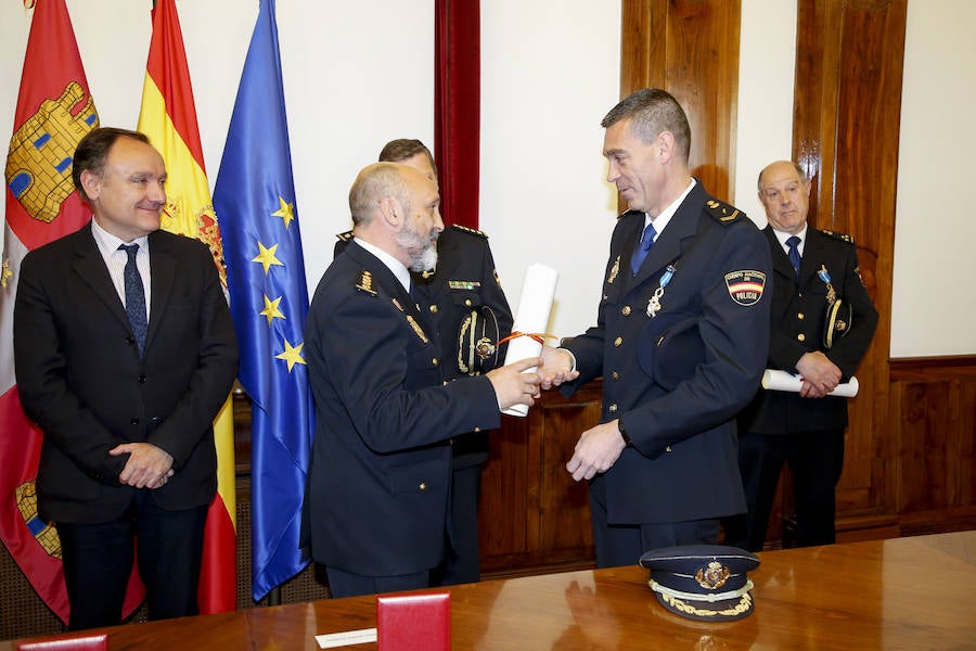 El Cuerpo Nacional de Policía fue merecedor de un nuevo reconocimiento con la entrega de la Orden del Mérito Civil a dos de sus miembros: Aníbal Moro Alonso y Fernando Martín Moro.