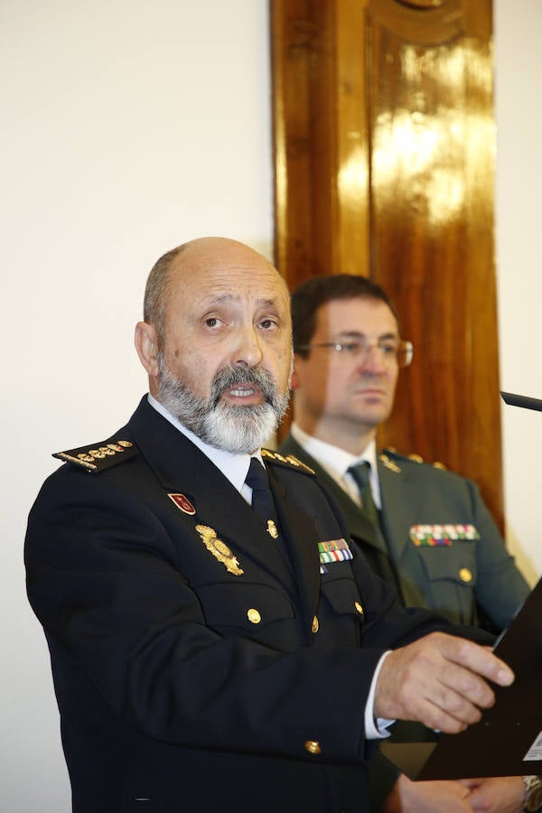 El Cuerpo Nacional de Policía fue merecedor de un nuevo reconocimiento con la entrega de la Orden del Mérito Civil a dos de sus miembros: Aníbal Moro Alonso y Fernando Martín Moro.