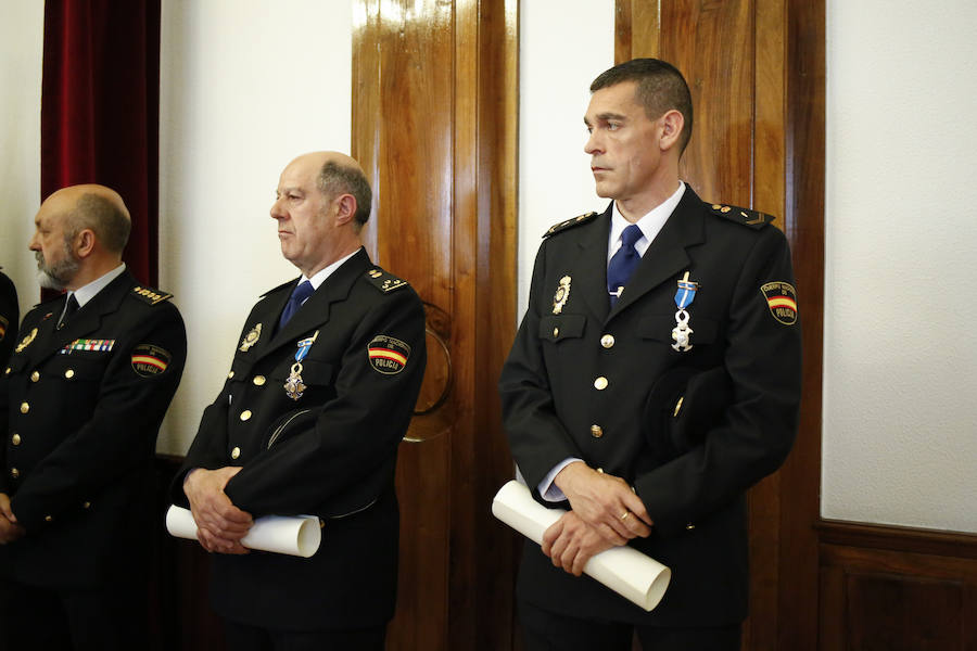 El Cuerpo Nacional de Policía fue merecedor de un nuevo reconocimiento con la entrega de la Orden del Mérito Civil a dos de sus miembros: Aníbal Moro Alonso y Fernando Martín Moro.