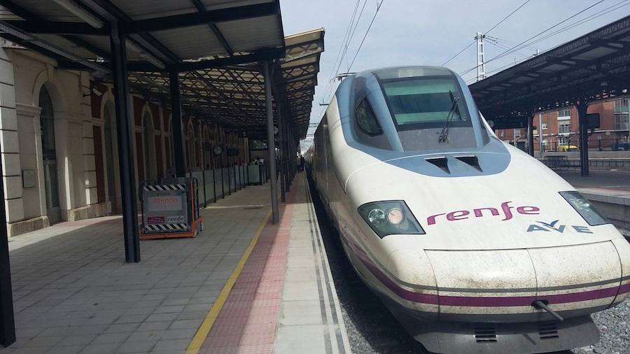 Un tren Ave en Palencia.