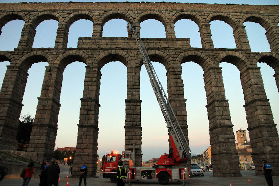 Los bomberos comprueban el estado de la Virgen del Carmen tras el desprendimiento de una parte de la figura.