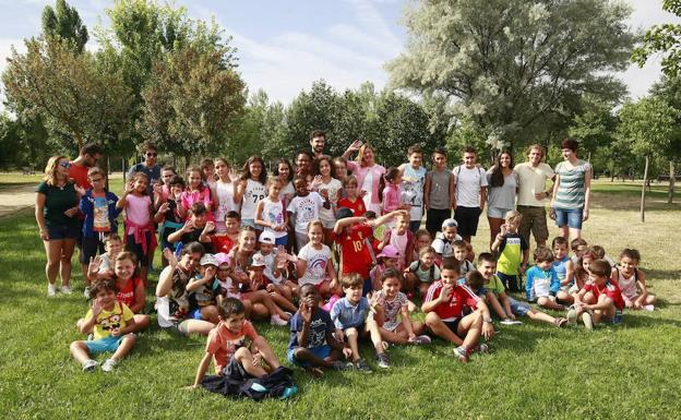 Un grupo de chavales participantes en actividades una edición de la Campaña de Verano.