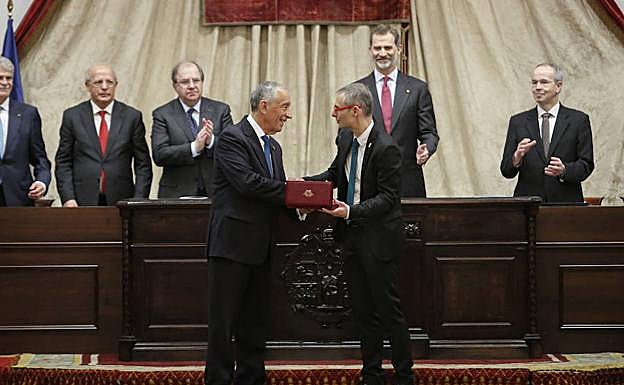 El presidente luso entrega al rector el Grado Honorífico de la OrdenMilitar de Santiago de la Espada. 