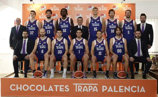 La plantilla del Chocolates Trapa, en las instalaciones de la empresa que da nombre al primer equipo del Palencia Baloncesto.