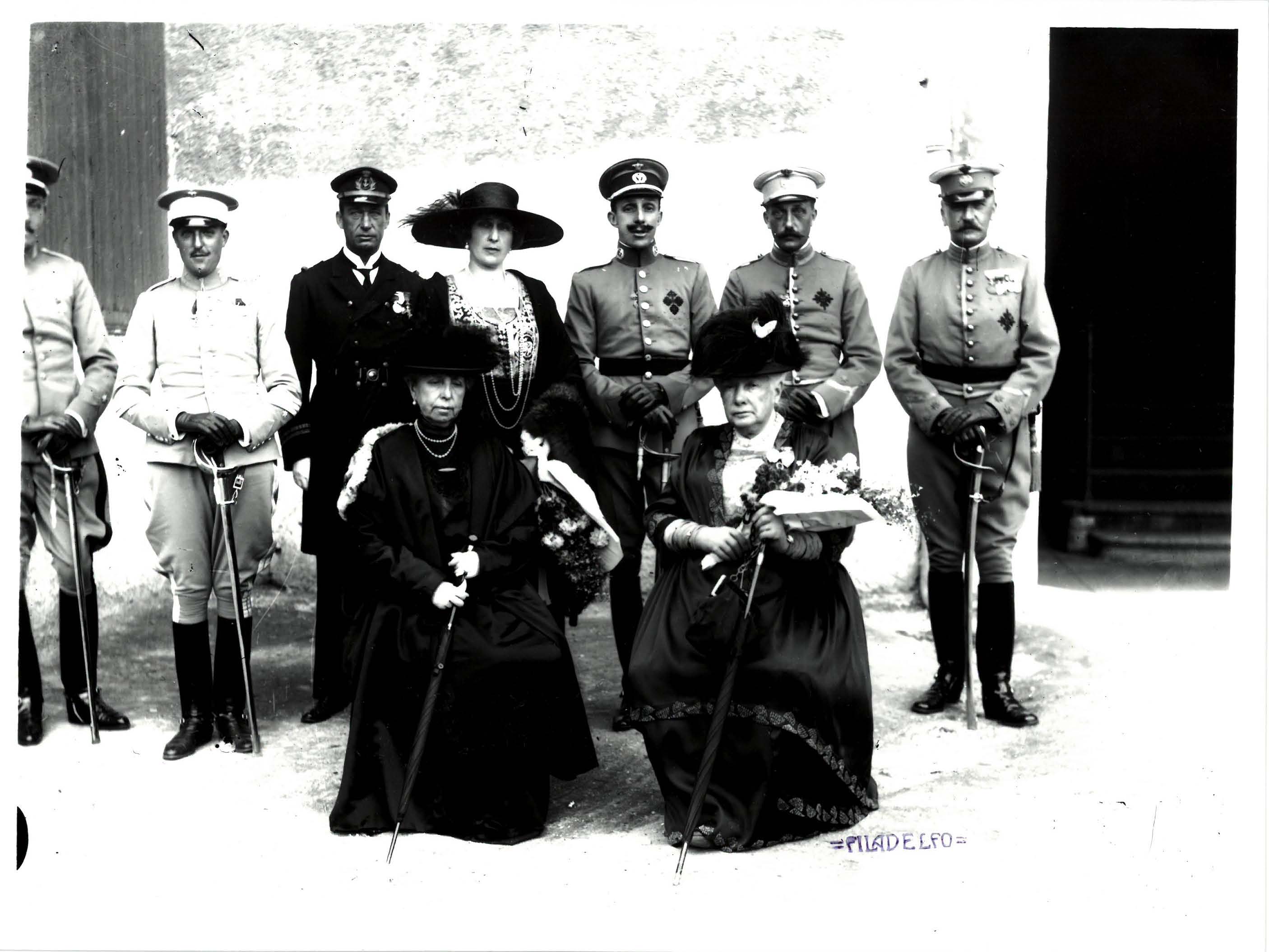 Visita de Alfonso XIII y Victoria Eugenia en octubre de1915 a la Academia de Caballería. 
