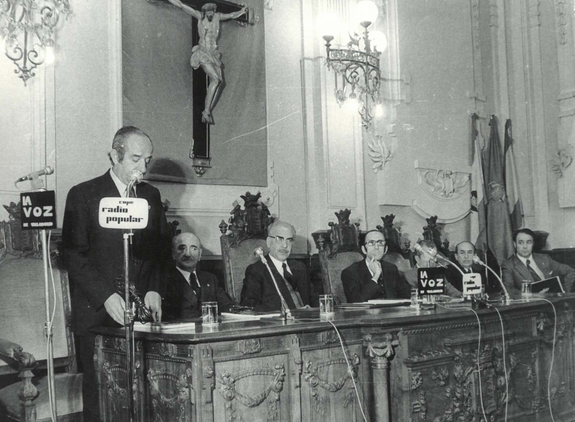 Acto en el Ayuntamiento, presidido por Julio Hernández Díez, en 1974.