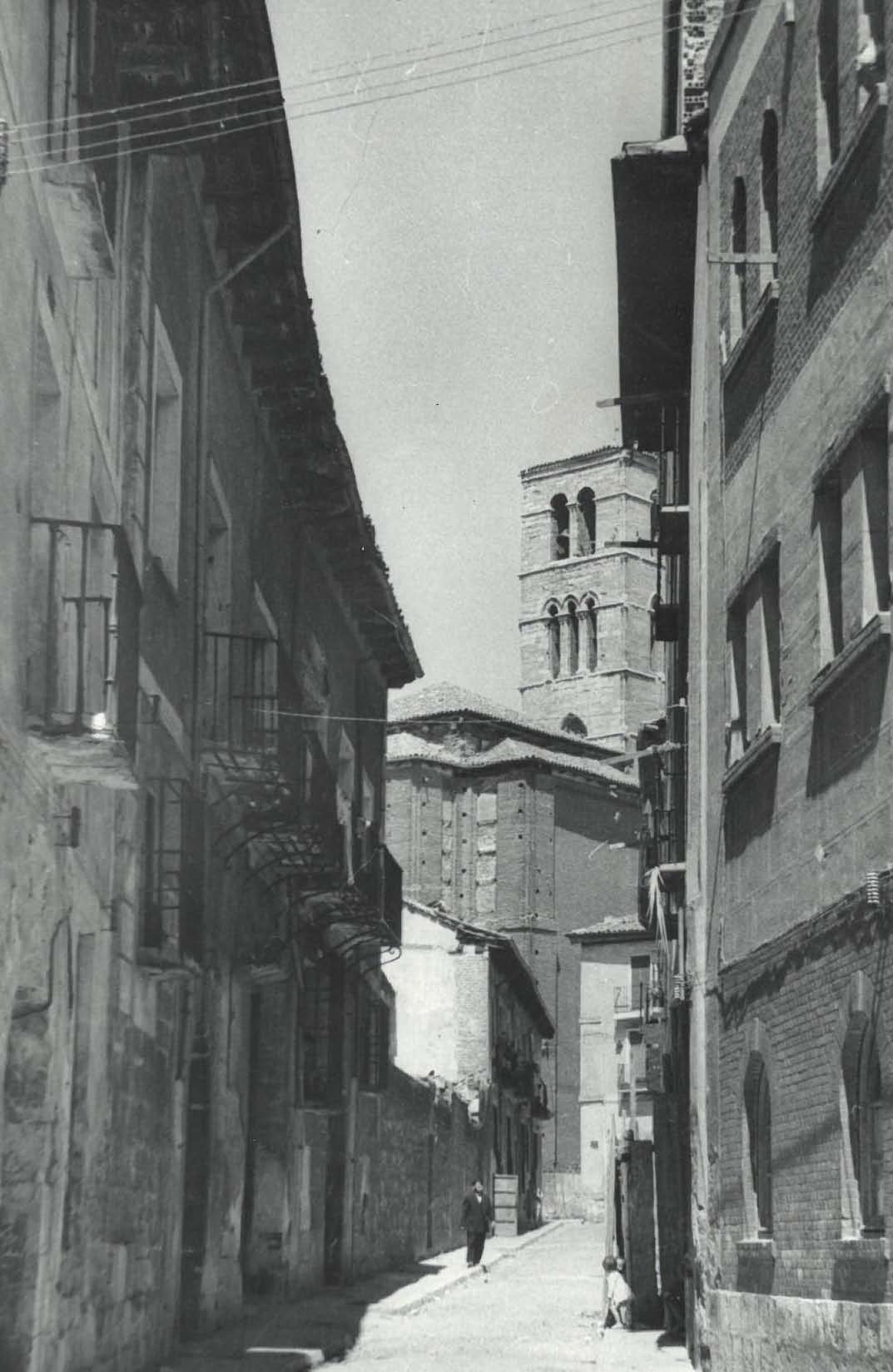 Vista de una calle de Valladolid con la iglesia de la Antigua, al fondo.