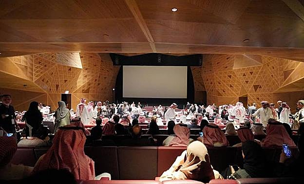 Cientos de invitados asisten a la inauguración del primer cine público de Arabia Saudí. 