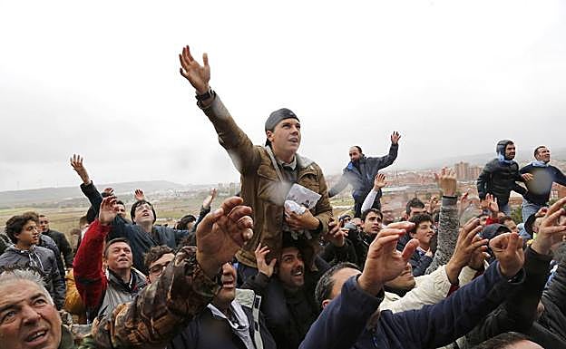 Asistentes a la pedrea del pan y el quesillo celebrada el pasado año.