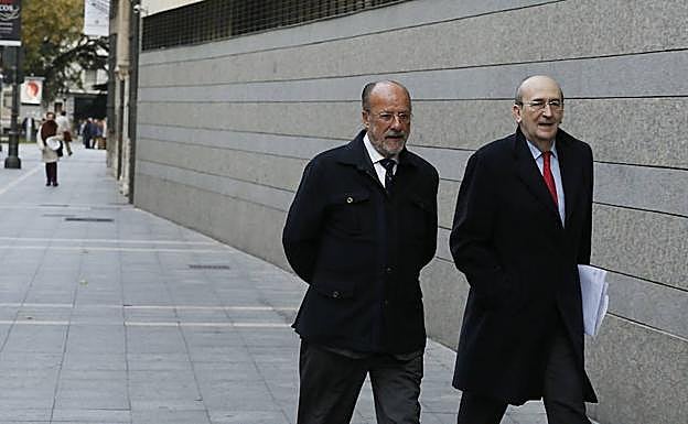 Javier León de la Riva frente a los juzgados de Angustias, acompañado por su abogado José María Tejerina.