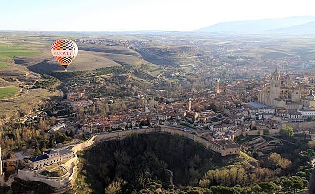 Un globo sobrevuela la capital segoviana. 
