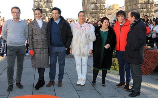 Desde la izquierda, Jaime Pérez, Eva González, Pepe Rodríguez, Samantha Vallejo-Nágera, Clara Luquero, Jordi Cruz y Cándido López, durante el rodaje. 