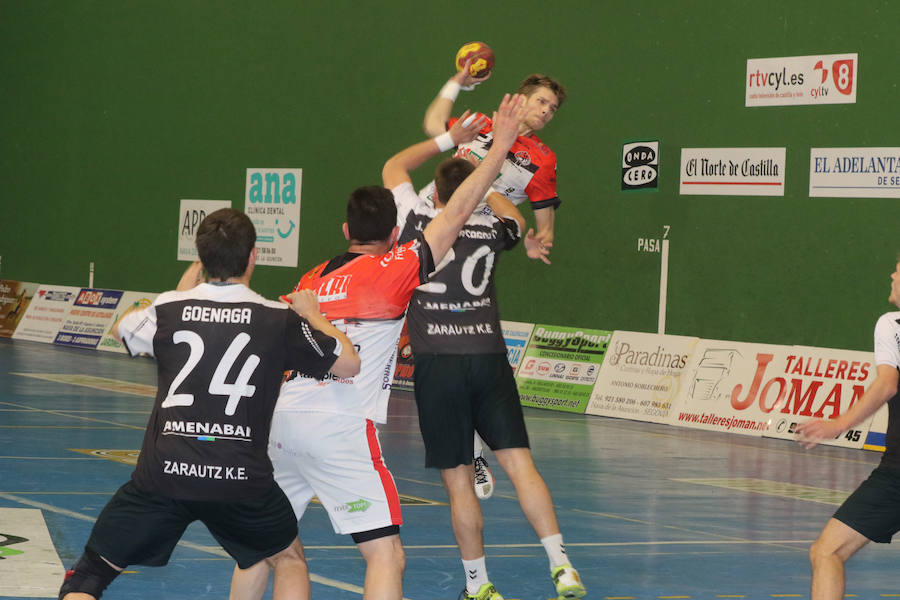 Fotos: Victoria del Balonmano Nava ante el Amenábar 29-23