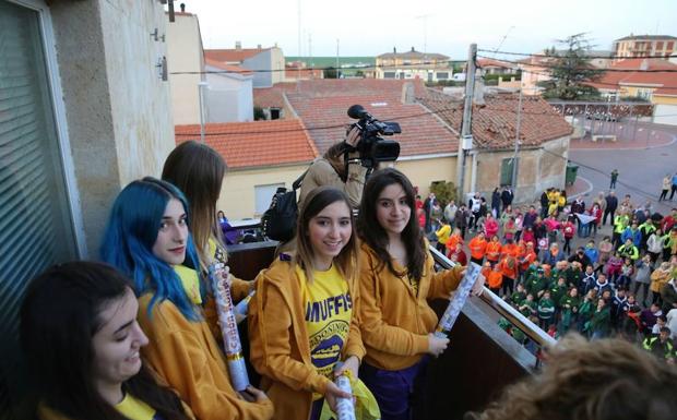 La peña de las Muffis participó ayer en el pregón festivo en Doñinos. 