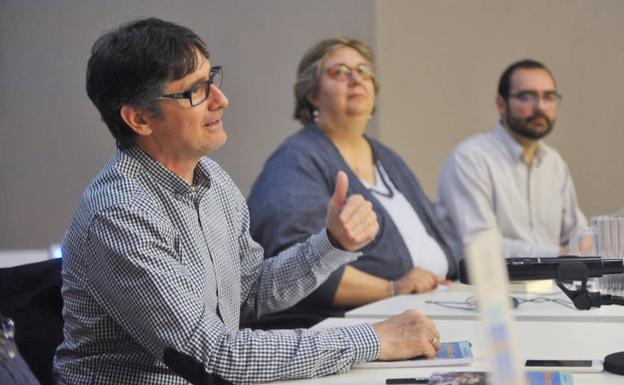 Moisés González Muñoz, durante la presentación, acompañado de Adela Fernández y Alberto Martín. 