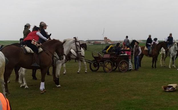 Quedada de caballistas ante la carpa preparados para iniciar el paseo por los alrededores de Olmedo. 
