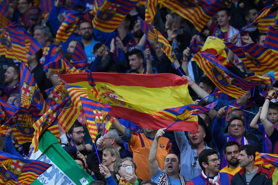 El Sevilla-Barcelona, un duelo marcado por la política y las reivindicaciones independentistas. En los exteriores del Wanda Metropolitano, se ha desplegado un amplio dispositivo de seguridad 
