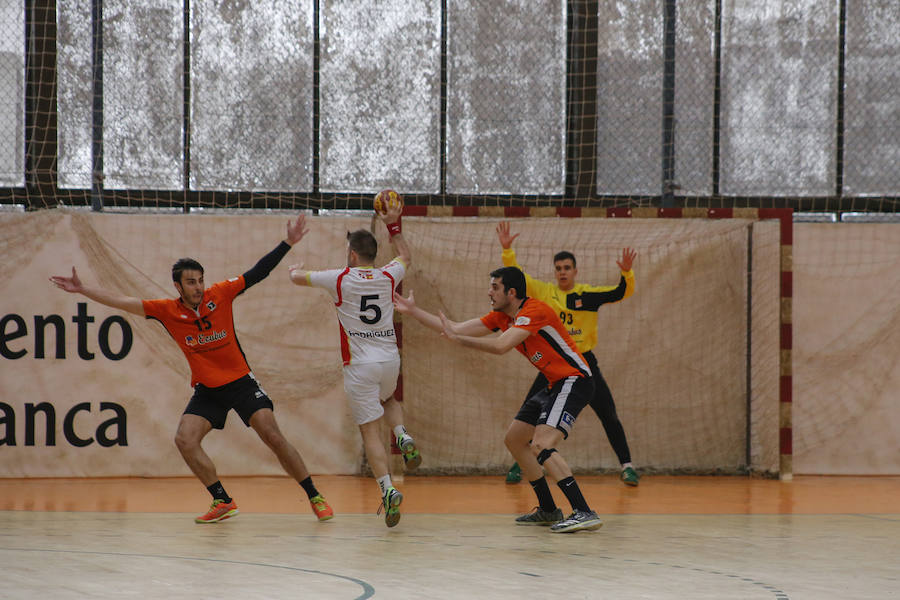 El Ecubús BM Ciudad de Salamanca encajó su segunda derrota seguida, tercera en los cuatro últimos encuentros, al perder con el BM Arroyo en el Río Tormes por un marcador de 23-28