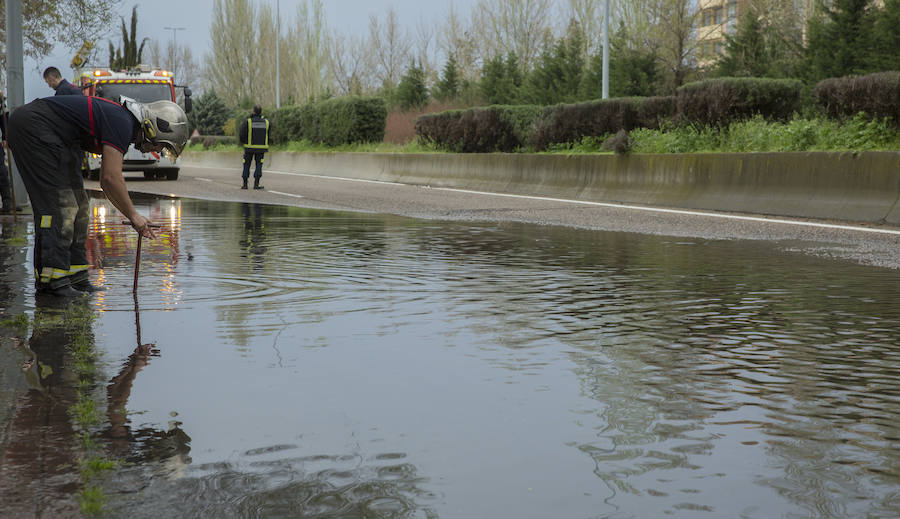 Las intervenciones del cuerpo de bomberos de Valladolid se han visto incrementadas de forma repentina en la tarde de este domingo a causa de la tormenta. 