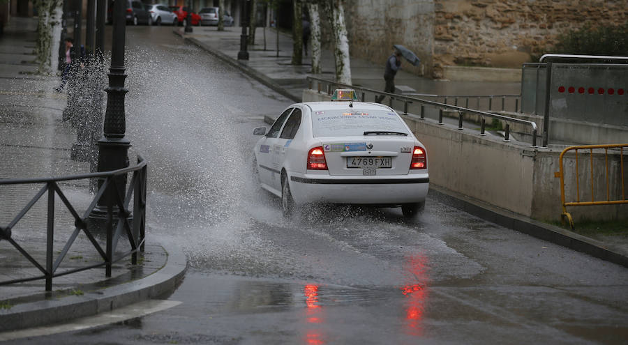 Las intervenciones del cuerpo de bomberos de Valladolid se han visto incrementadas de forma repentina en la tarde de este domingo a causa de la tormenta. 
