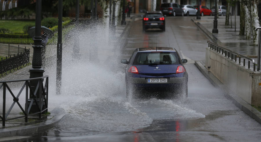 Las intervenciones del cuerpo de bomberos de Valladolid se han visto incrementadas de forma repentina en la tarde de este domingo a causa de la tormenta. 