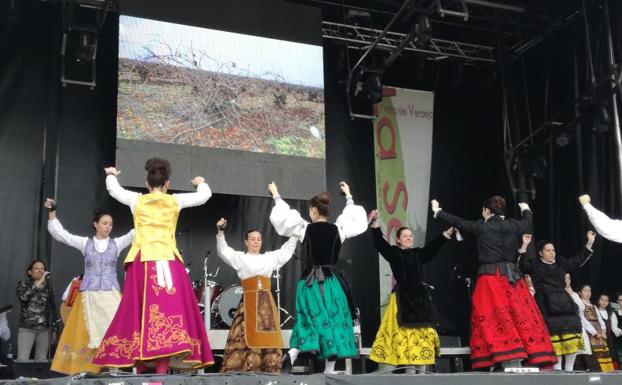 La Jota del Verdejo, a cargo del grupo Del Olivar a la Parra y bailada por el grupo de Coros y Danzas Villa de La Seca.