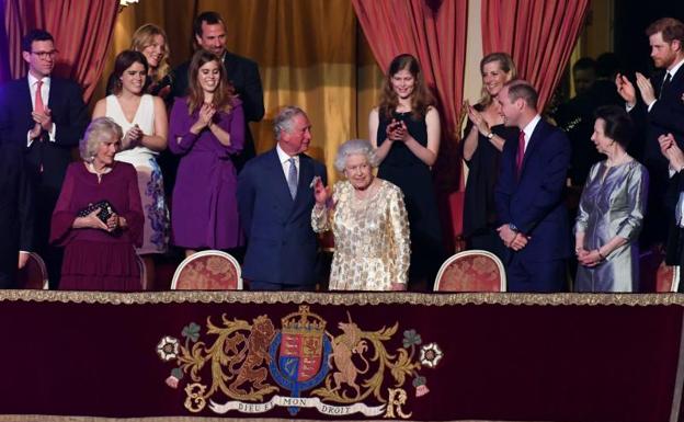 Imagen principal - La reina Isabel II celebra su 92 cumpleaños con un concierto benéfico