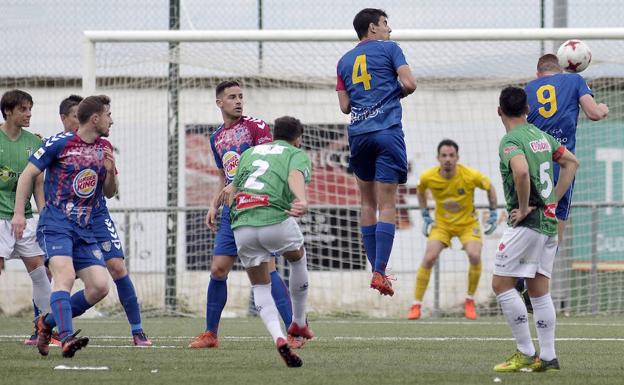 Una acción del Guijuelo-Segoviana disputado ayer en el Municipal chacinero. 