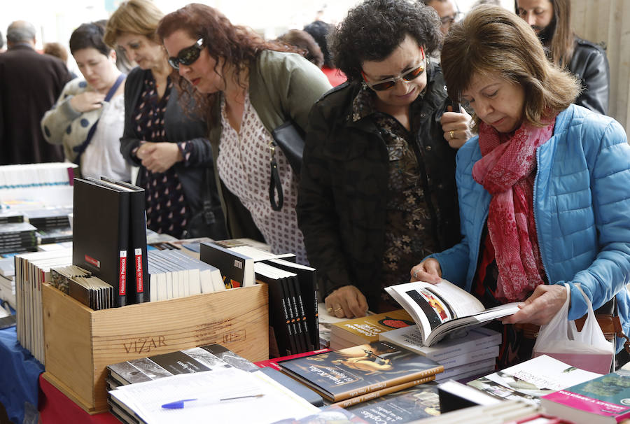 Fotos: Día del Libro en la Calle Mayor de Palencia