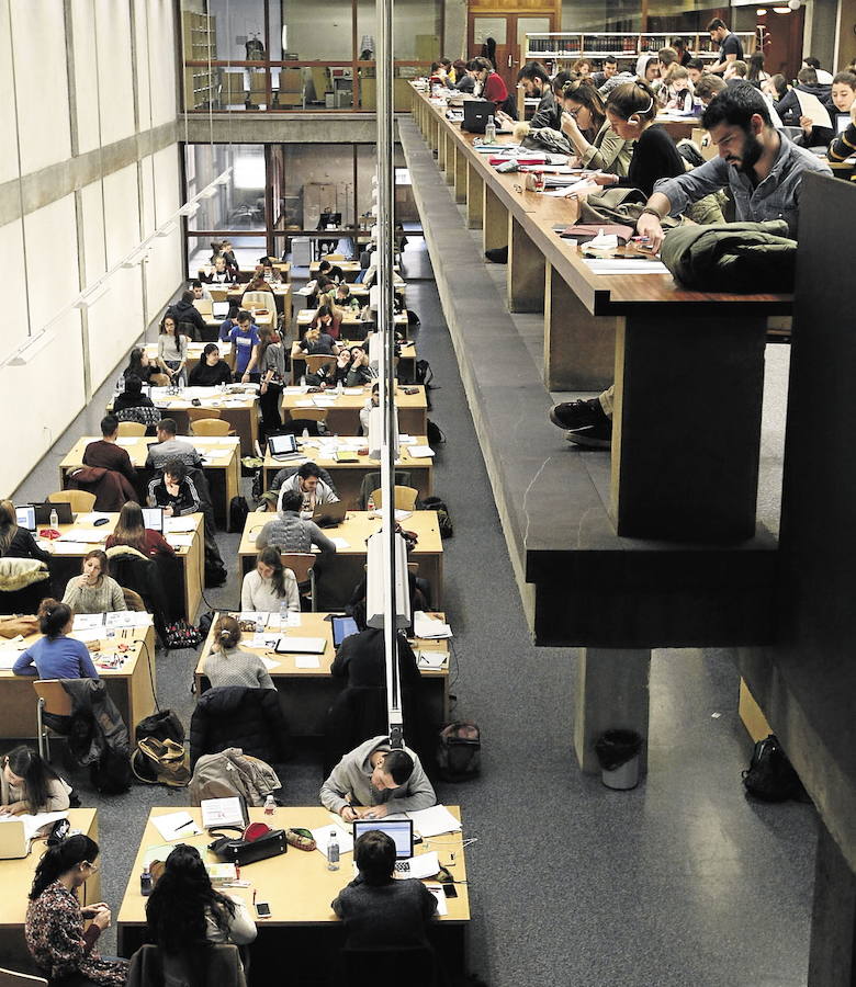 Estudiantes universitarios se preparan para los exámenes en una biblioteca de la USAL. 