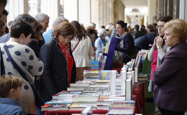 Numeroso público se ha congregado esta mañana en la feria, en la Calle Mayor, 54. 