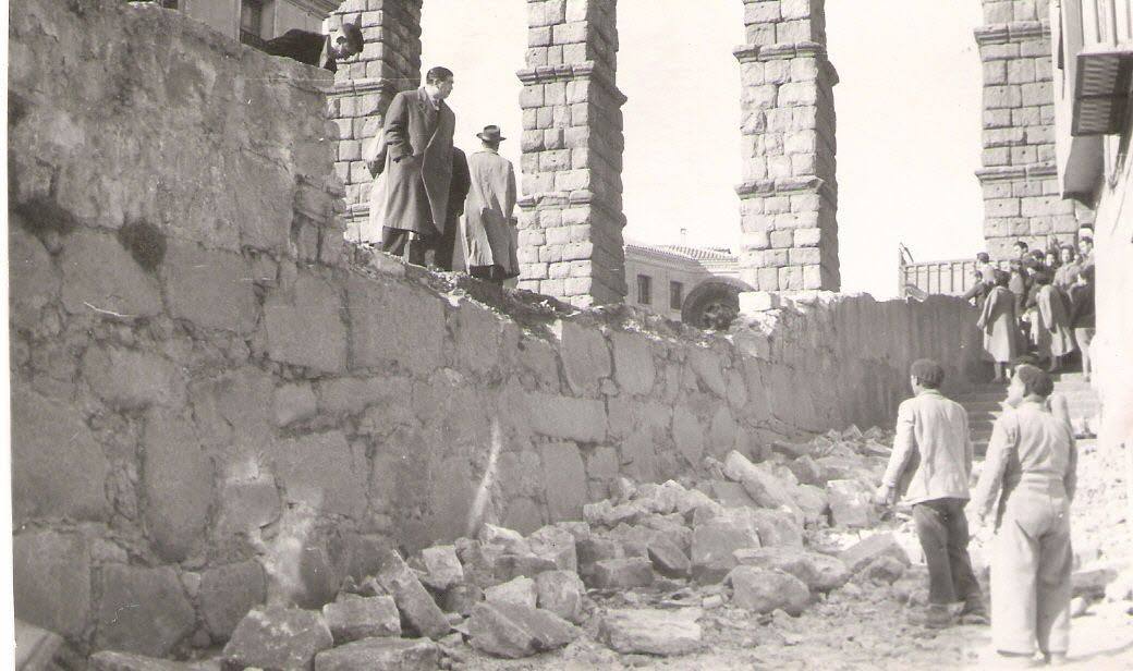 Un camión acaba de chocar contra el pretil a los pies del Acueducto. Los hechos ocurrieron el 8 de abril de 1957.