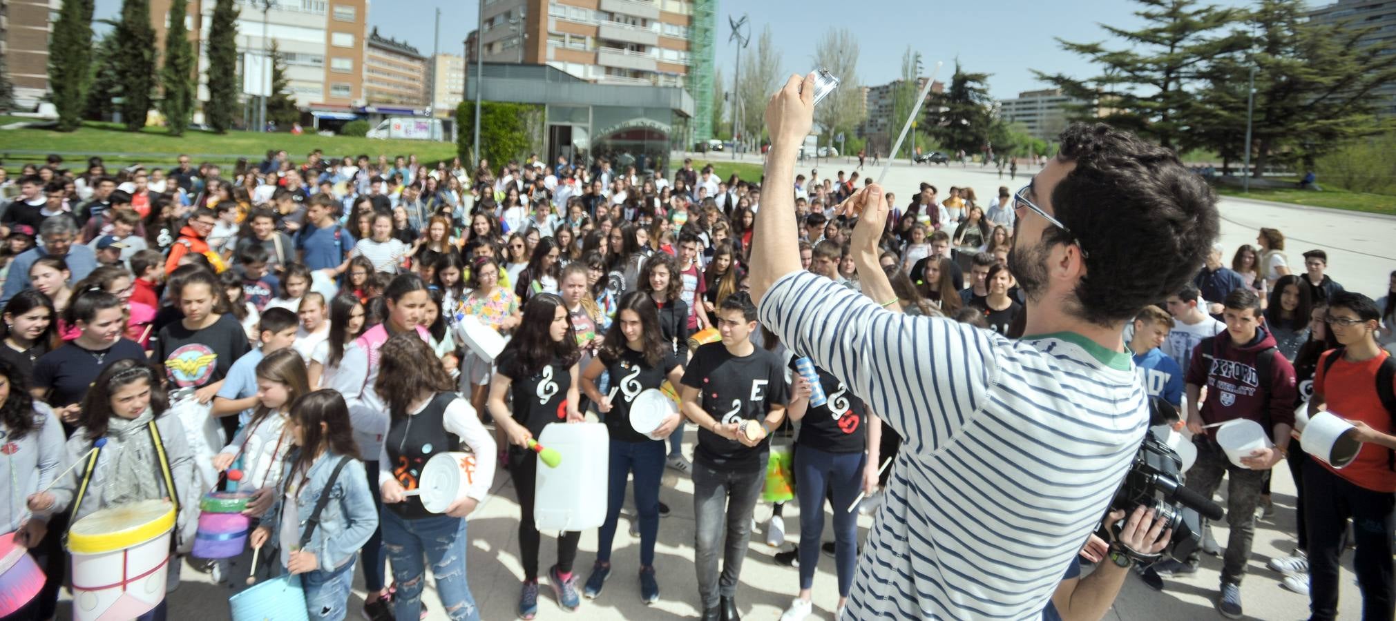 Mil estudiantes de Primaria y Secundaria, algunos de ellos llegados de Ávila, Segovia y Zamora, participan en la actividad con instrumentos que previamente han construido utilizando materiales reciclados en sus aulas