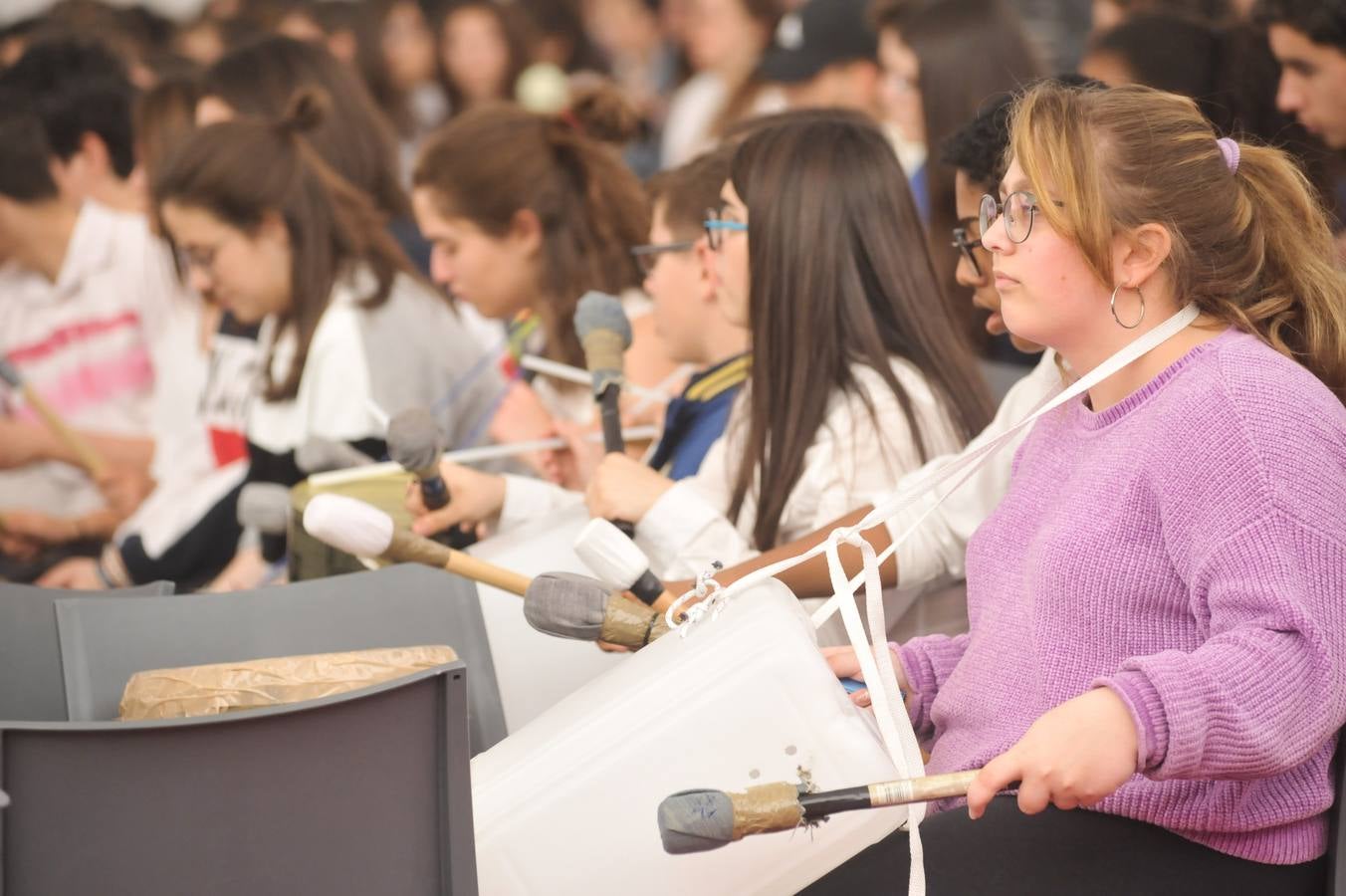 Mil estudiantes de Primaria y Secundaria, algunos de ellos llegados de Ávila, Segovia y Zamora, participan en la actividad con instrumentos que previamente han construido utilizando materiales reciclados en sus aulas