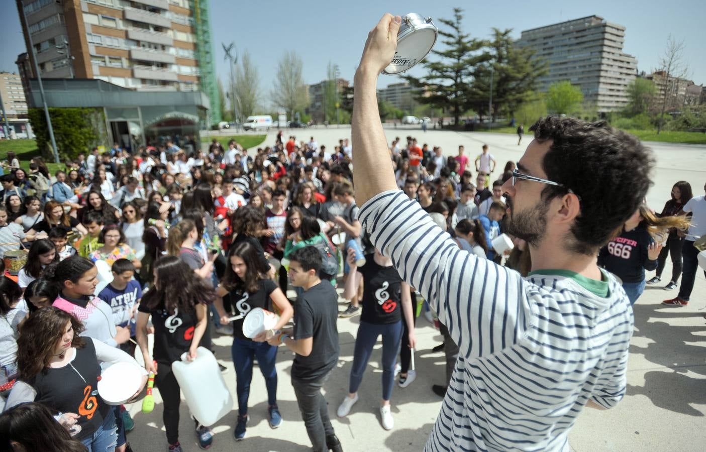 Mil estudiantes de Primaria y Secundaria, algunos de ellos llegados de Ávila, Segovia y Zamora, participan en la actividad con instrumentos que previamente han construido utilizando materiales reciclados en sus aulas