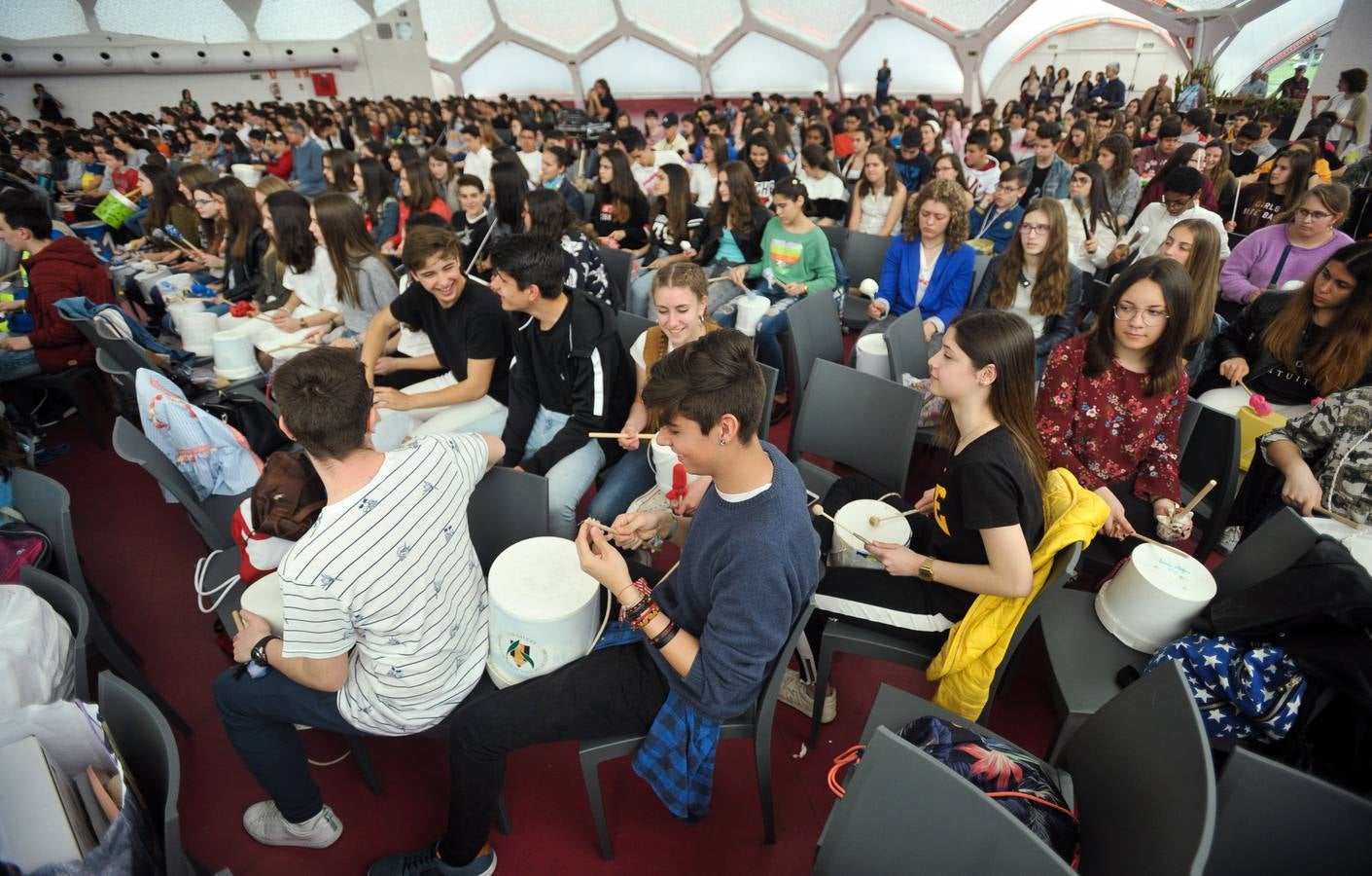 Mil estudiantes de Primaria y Secundaria, algunos de ellos llegados de Ávila, Segovia y Zamora, participan en la actividad con instrumentos que previamente han construido utilizando materiales reciclados en sus aulas